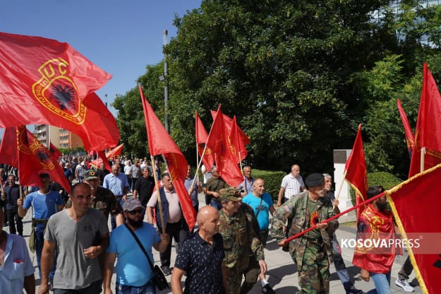 Протест ветеранів війни в Косово біля будівлі парламенту