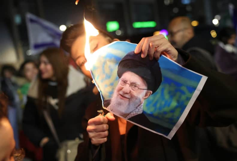 Британія зупинила роботу посольства в Ірані