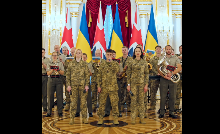 Британські морпіхи разом з українським оркестром виконали "Ой у лузі червона калина"